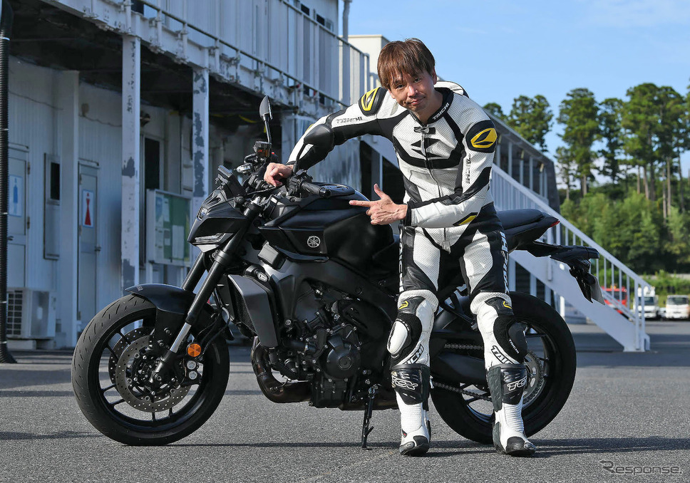 筆者の青木タカオとヤマハ MT-09 Y-AMT《写真撮影 中野英幸》