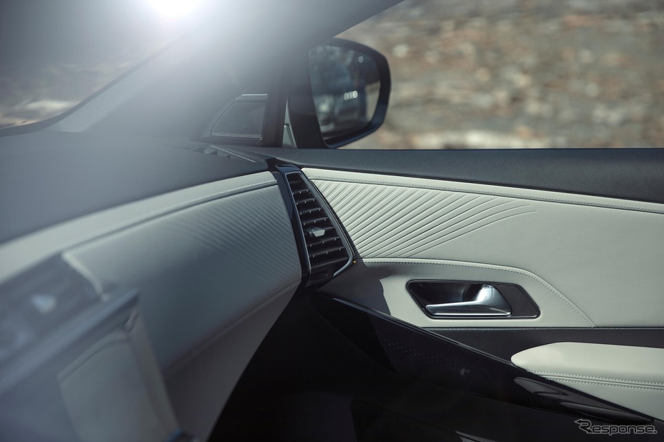 DS 7 OPERA E-TENSE 4x4 Pearl Grey Edition《写真提供 ステランティスジャパン》