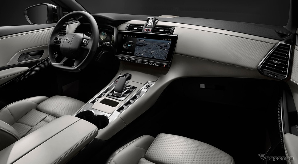 DS 7 OPERA E-TENSE 4x4 Pearl Grey Edition《写真提供 ステランティスジャパン》