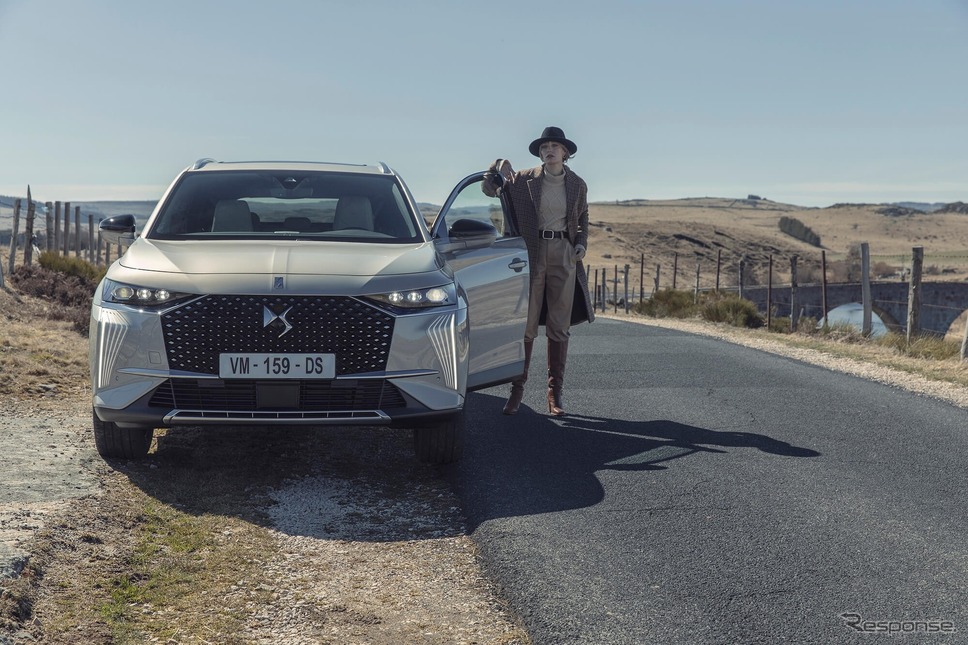 DS 7 OPERA E-TENSE 4x4 Pearl Grey Edition《写真提供 ステランティスジャパン》
