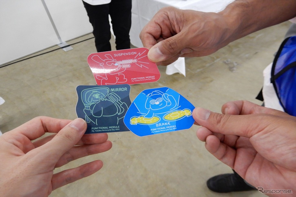 機能コンポーネント展示のエリアでは開発者のみなさんがステッカーをくばっていた《写真撮影 釜田康佑》