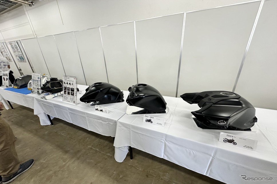 MT-09のタンクデザインの変遷を見ることができる。製造技術の進歩によってよりエッジの立ったデザインとすることができたようだ。《写真撮影 釜田康佑》