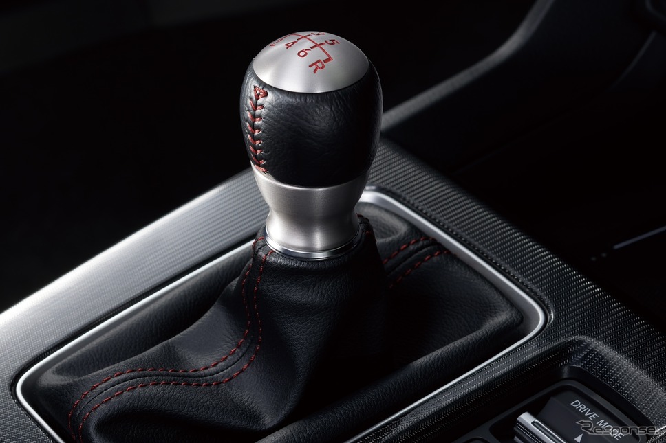 ホンダ・シビック改良新型(RS)、6速マニュアルトランスミッション/本革巻アルミシフトノブ《写真提供 ホンダ》