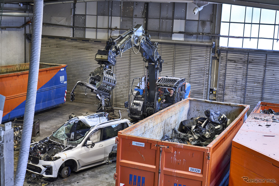 BMWのリサイクルセンターで解体される車両。その多くは量産前のテスト車両《photo by BMW》