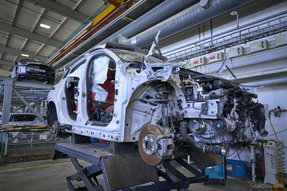 BMWのリサイクルセンターで解体される車両。その多くは量産前のテスト車両《photo by BMW》