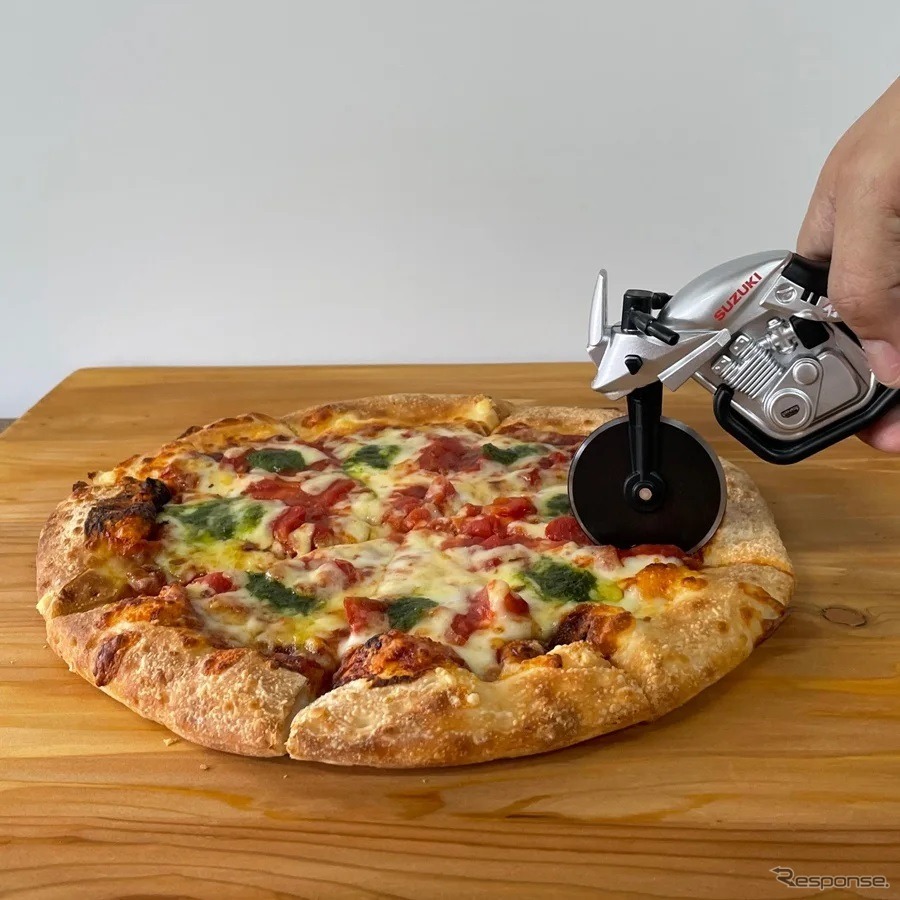 スズキ『KATANA』型のピザカッター「ピザカッターナ」《画像提供 フェイス》