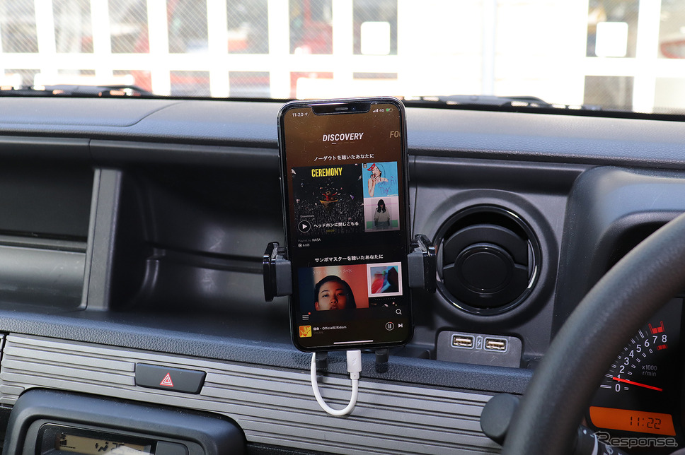「スマホ」が車内で音楽プレーヤーとして使われている例。Photo by 太田祥三