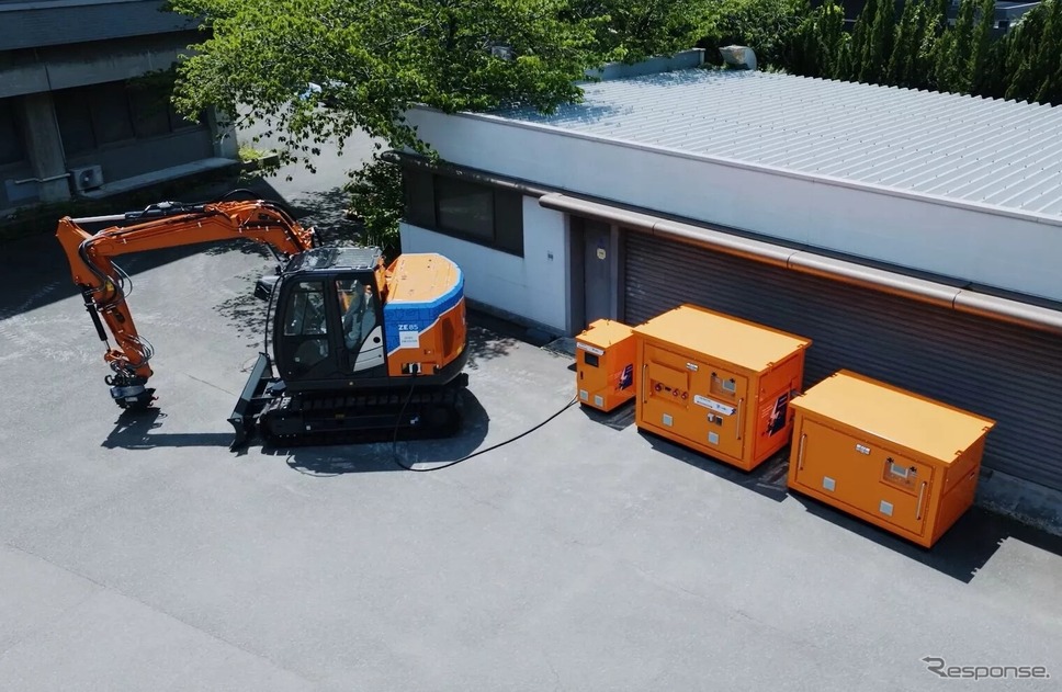 日立建機のバッテリー駆動式ショベルZE85と可搬式充電設備《写真提供 日立建機》