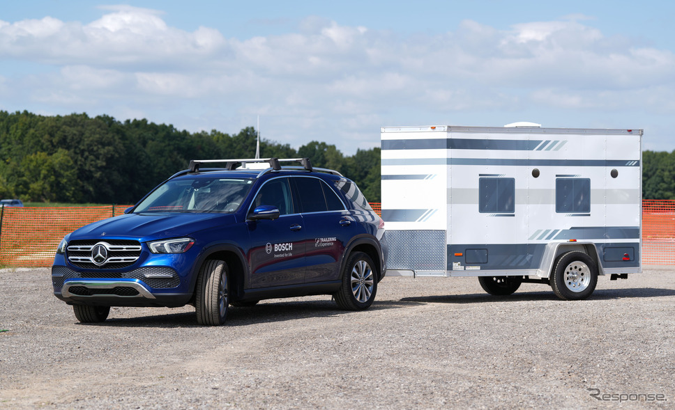 ボッシュの次世代の駐車技術「Anywhere parking trailer」のデモンストレーション《photo by Bosch》