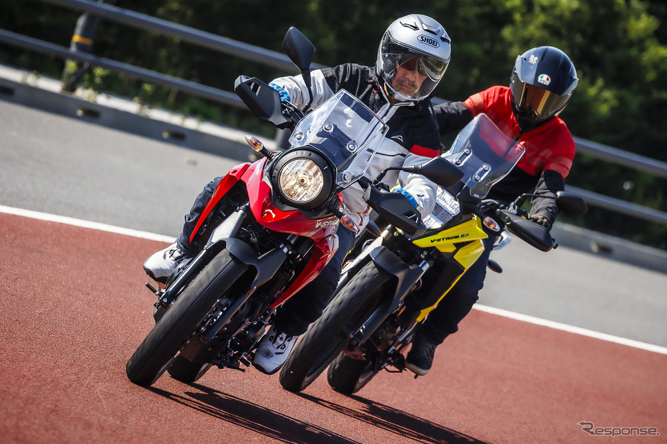 スズキ「Vストローム250」（手前）と「Vストローム250SX」（奥）《写真撮影 山内潤也》