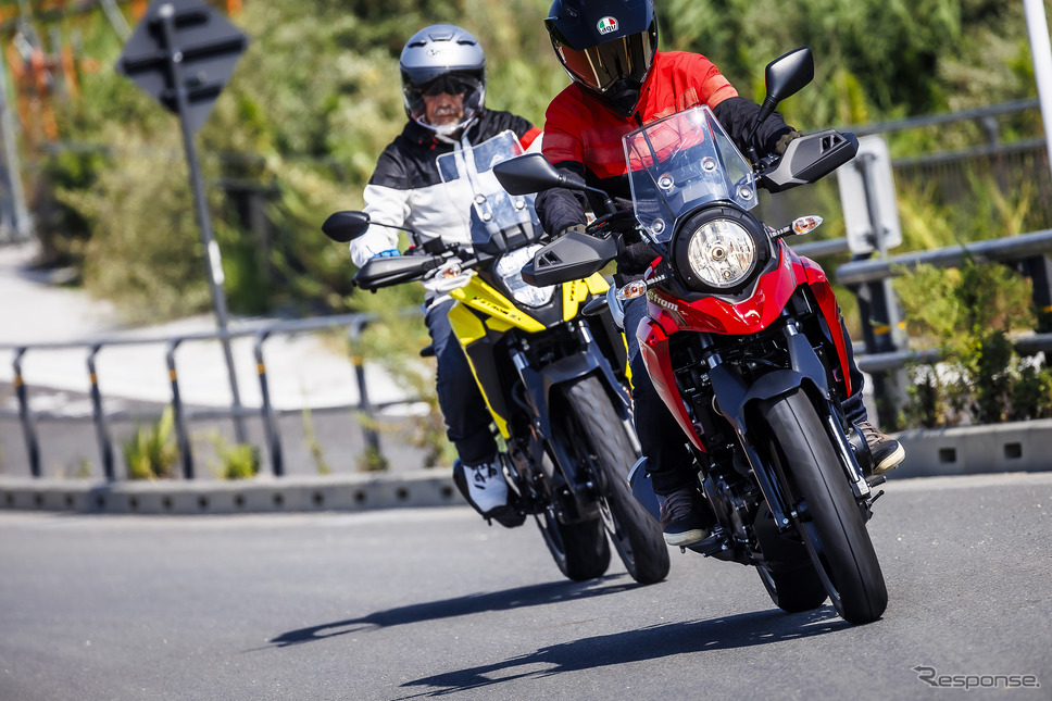 スズキ「Vストローム250」（手前）と「Vストローム250SX」（奥）《写真撮影 山内潤也》