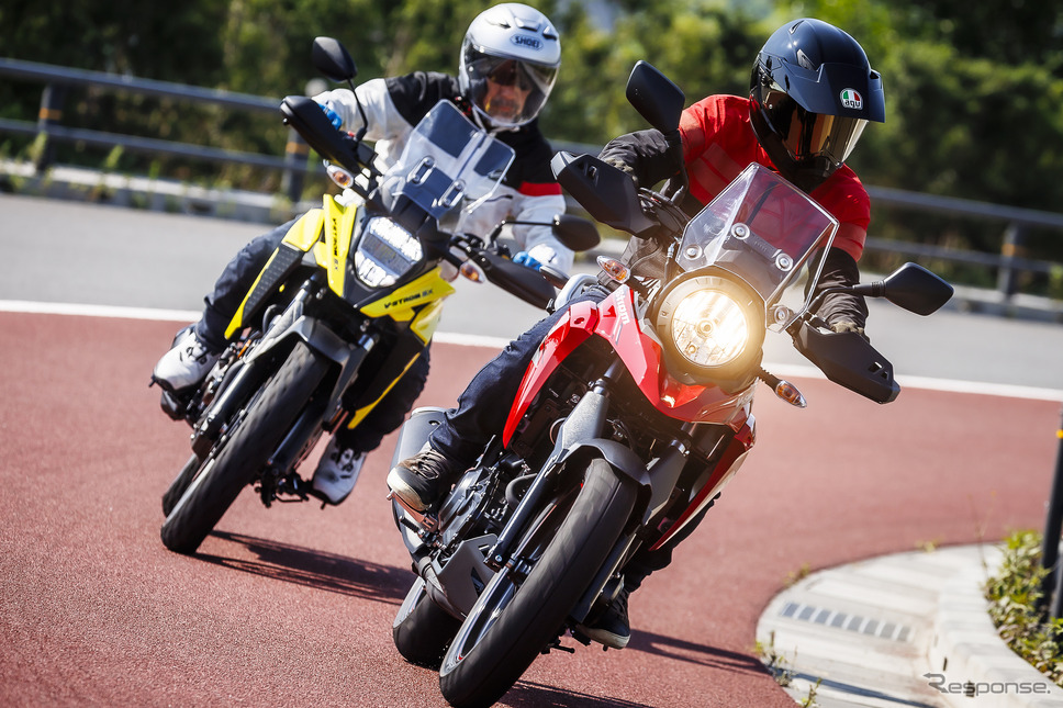 スズキ「Vストローム250」（手前）と「Vストローム250SX」（奥）《写真撮影 山内潤也》