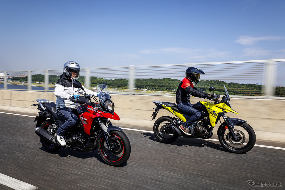 スズキ「Vストローム250」（左）と「Vストローム250SX」（右）《写真撮影 山内潤也》