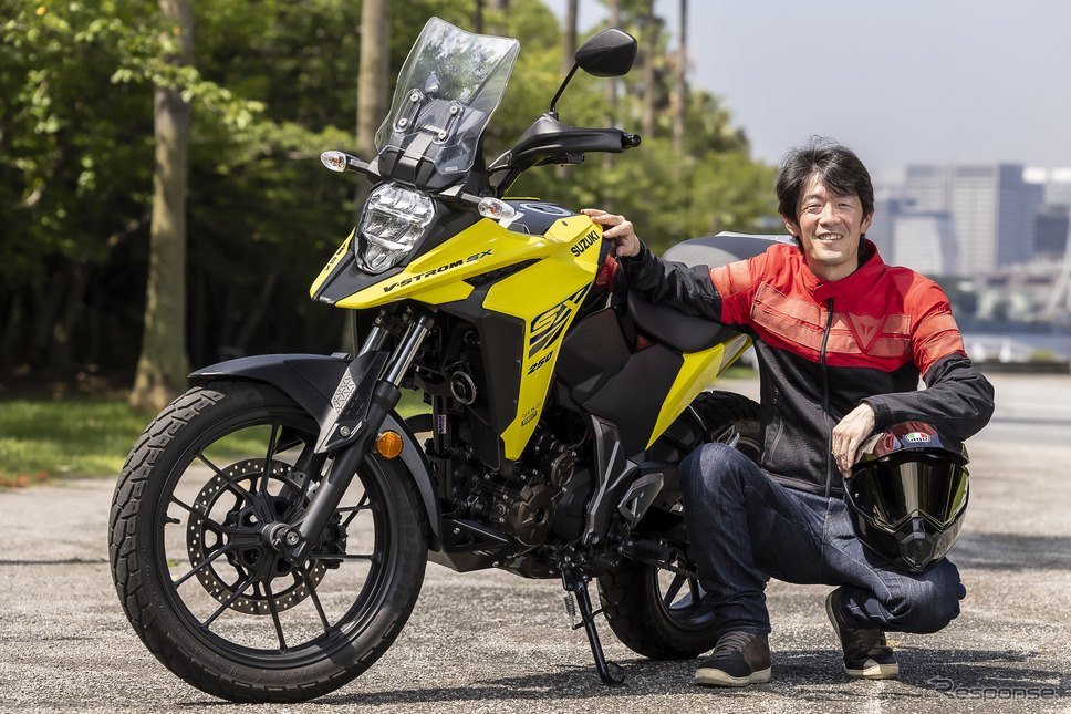 Vストローム250SXと伊丹孝裕氏《写真撮影 山内潤也》
