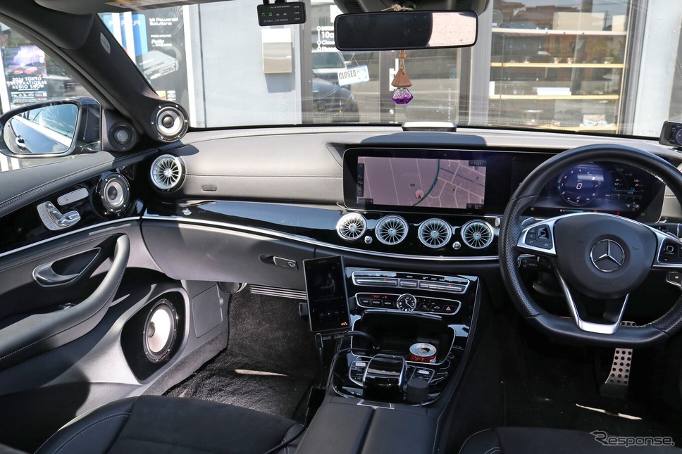 4つのフロントスピーカーが見える姿はとにかく圧巻。しかし周辺のデザインも含めて純正イメージを崩していないのも見どころ。