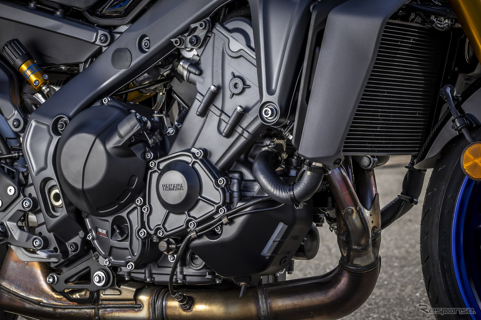 熟成を重ね、さまざまなモデルに採用されるDOHC並列3気筒の888ccエンジン。国産唯一のパッケージで、ヤマハらしい気持ちよさと速さを約束。《写真撮影 山内潤也》