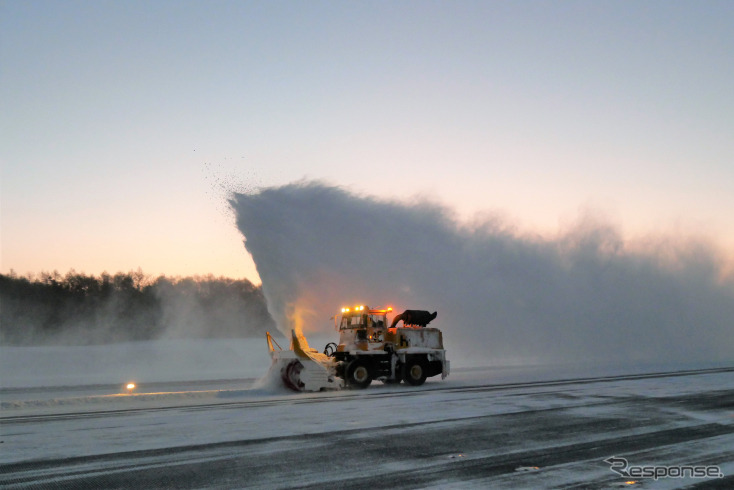 除雪隊《写真提供 北海道エアポート》