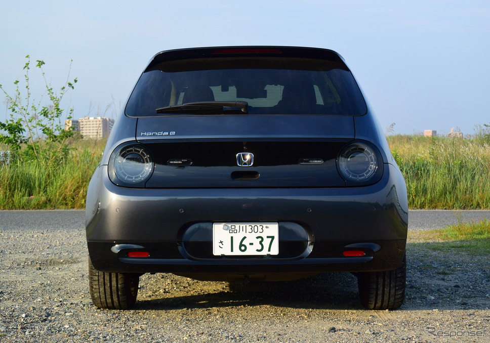 Honda eのテールエンド。フェイスのヘッドランプと共通テイストのコンビネーションランプが特徴的。《写真撮影 井元康一郎》