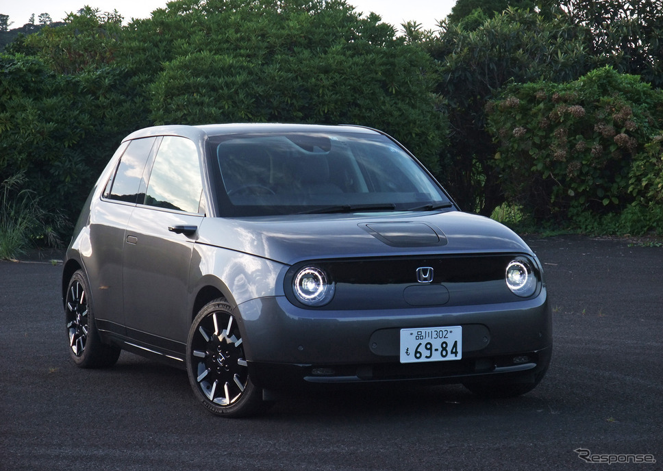 ホンダ「Honda e」のフロントビュー。数十年前の欧州ハッチバックスタイルを現代に甦らせたようなフォルム。《写真撮影 井元康一郎》