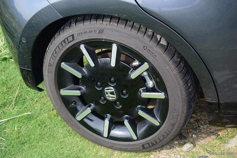 タイヤはミシュランのスポーツモデル「パイロットスポーツ4」。サイズは前205/45R17、後225/45R17。《写真撮影 井元康一郎》