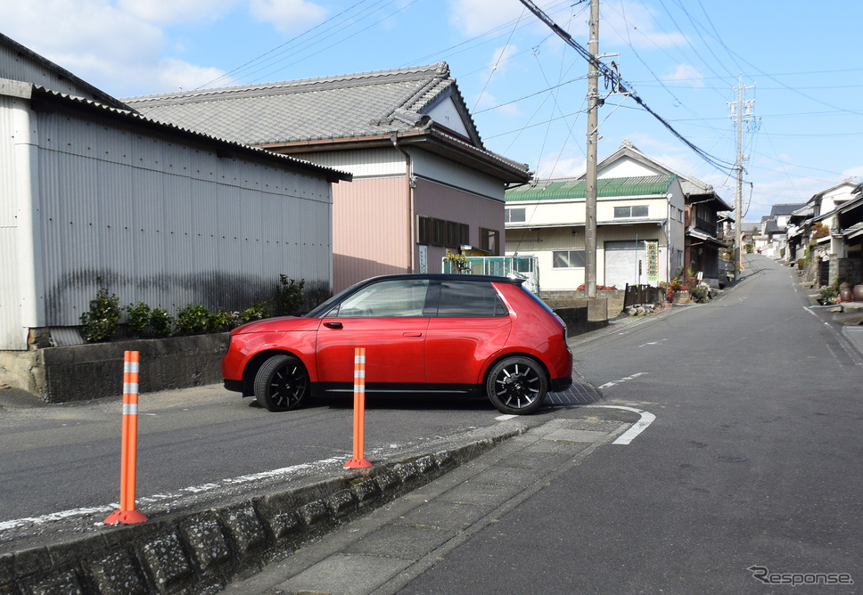 三重県某所にて。狭い路地の180度転回も切り返しなしに一発で決められる。《写真撮影 井元康一郎》