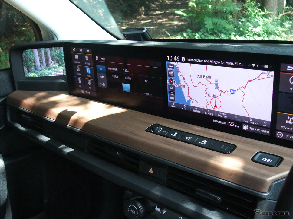 カーナビ、車両情報、オーディオ情報などを表示可能。表示エリアの左右入れ替えも自在。《写真撮影 井元康一郎》