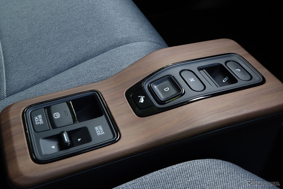 シフトコントロールはスイッチ式。ほか、回生量を多段階調節できるパドルシフトがステアリングコラムに付く。《写真撮影 井元康一郎》