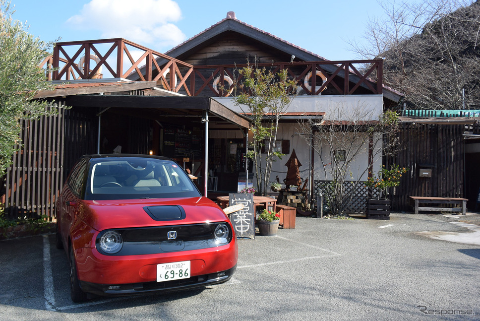 Honda e。山口・須佐の食堂梅乃葉にて。早い時間に着けばこの地方名物の活きイカを食べることができる。《写真撮影 井元康一郎》