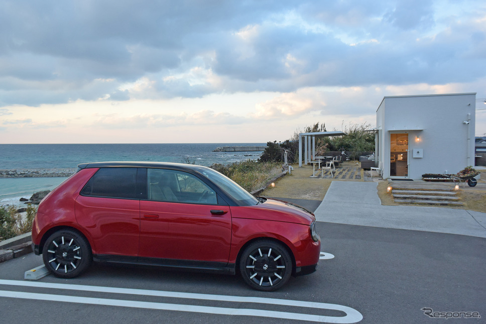 Honda e。山口西部、響灘の海岸段丘上にある喫茶店、ゼロカフェにて。《写真撮影 井元康一郎》