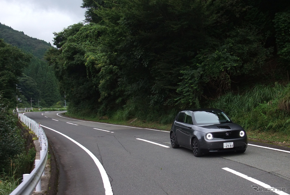 Honda e。山岳路でのハンドリングの切れ味、爽快感は特筆モノだった。《写真撮影 井元康一郎》