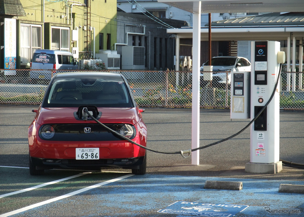 Honda e。30分で走行200kmぶん充電可能というのが前宣伝だった。方針を変えたなら変えたで修正せずに発売したのはいただけない。《写真撮影 井元康一郎》