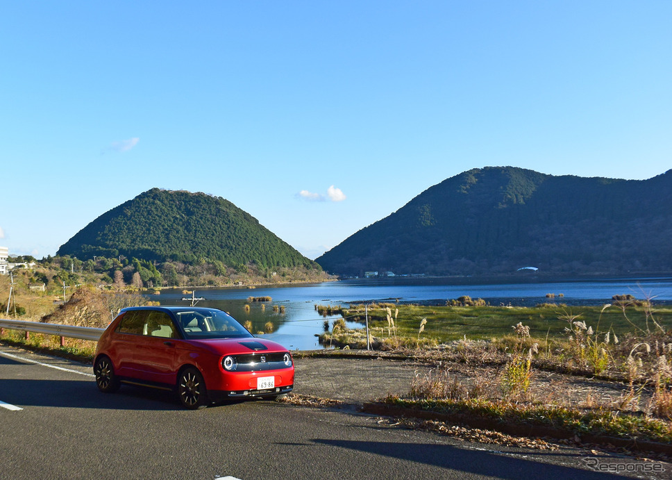 Honda e。鹿児島。藺牟田池のほとりにて。冬季は航続距離が極端に短くなる。《写真撮影 井元康一郎》