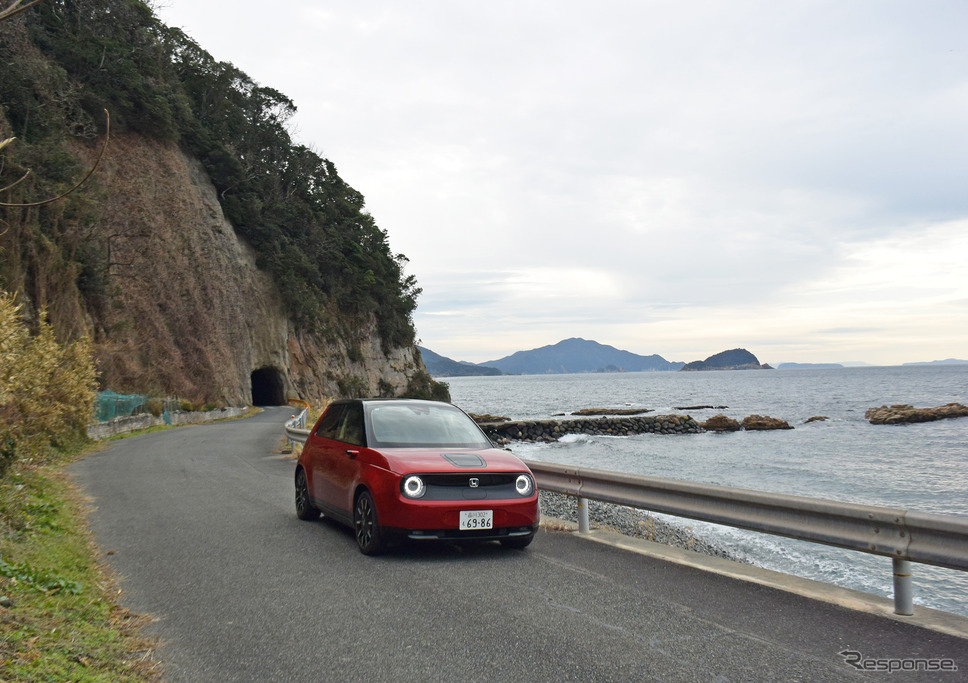 Honda e。山口・宇田郷の海岸にて。《写真撮影 井元康一郎》