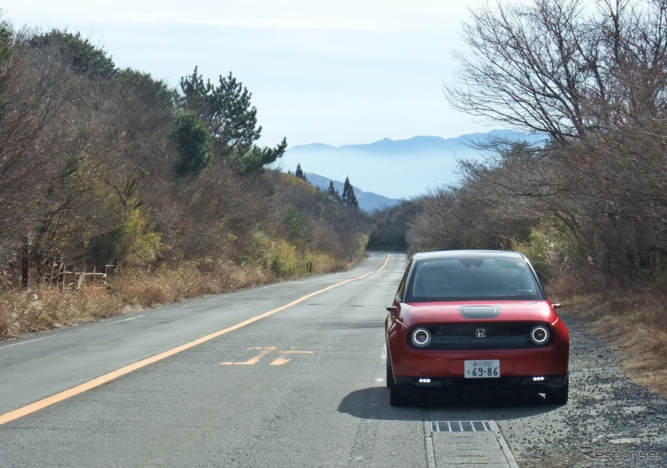 Honda e。神奈川の三国峠付近にて。《写真撮影 井元康一郎》