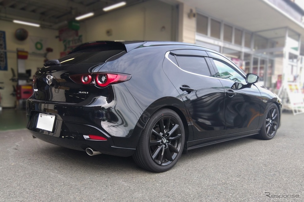 テイン フレックスZ マツダ・MAZDA3ファストバック装着例（ダウン量：フロント 40mmダウン / リア 40mmダウン）《写真提供 テイン》