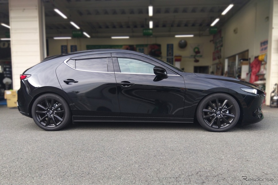 テイン フレックスZ マツダ・MAZDA3ファストバック装着例（ダウン量：フロント 40mmダウン / リア 40mmダウン）《写真提供 テイン》