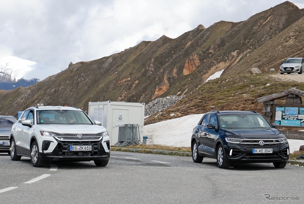 VW Tロック 次期型プロトタイプ(白)と現行型(ダークカラー)《APOLLO NEWS SERVICE》