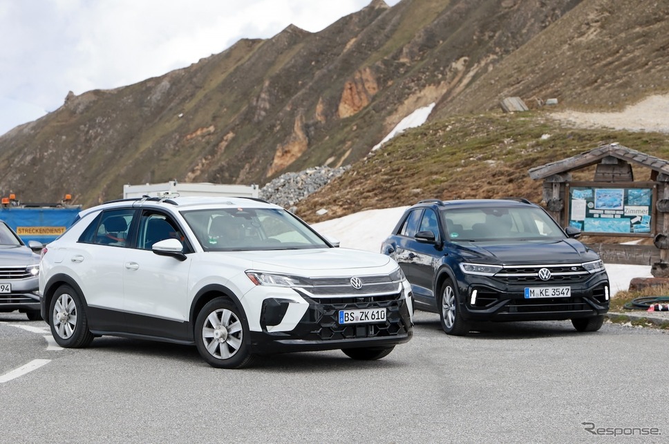 VW Tロック 次期型プロトタイプ(白)と現行型(ダークカラー)《APOLLO NEWS SERVICE》