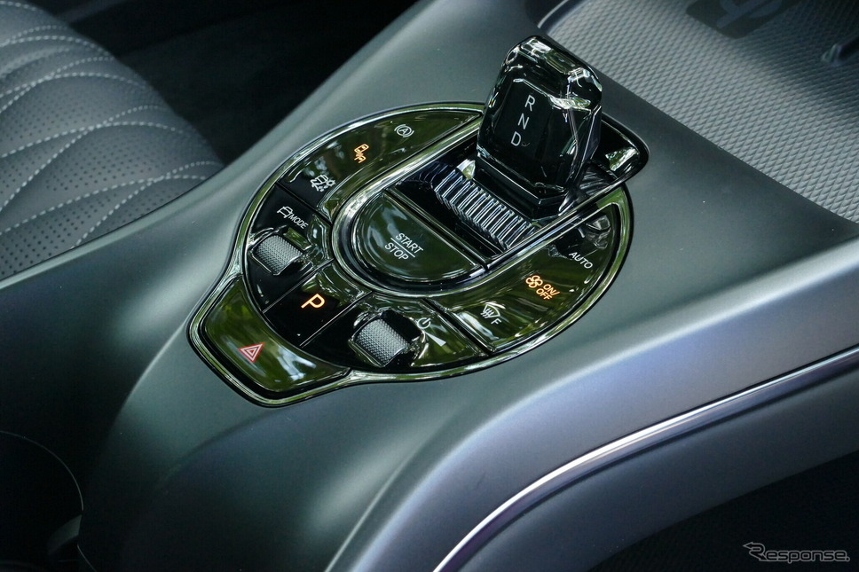 BYD シール《写真撮影 島崎七生人》