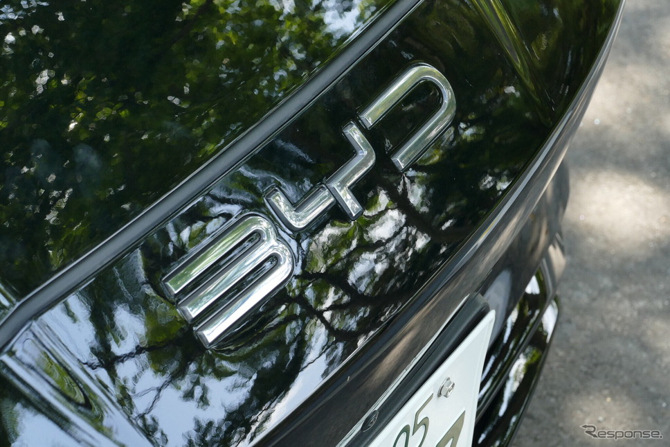 BYD シール《写真撮影 島崎七生人》