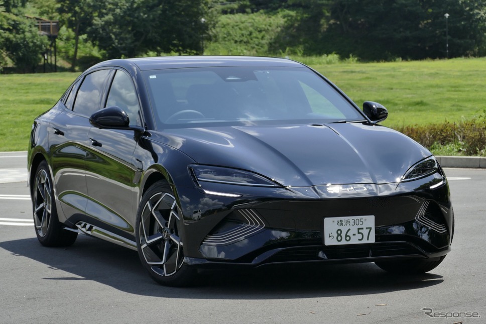 BYD シール《写真撮影 島崎七生人》