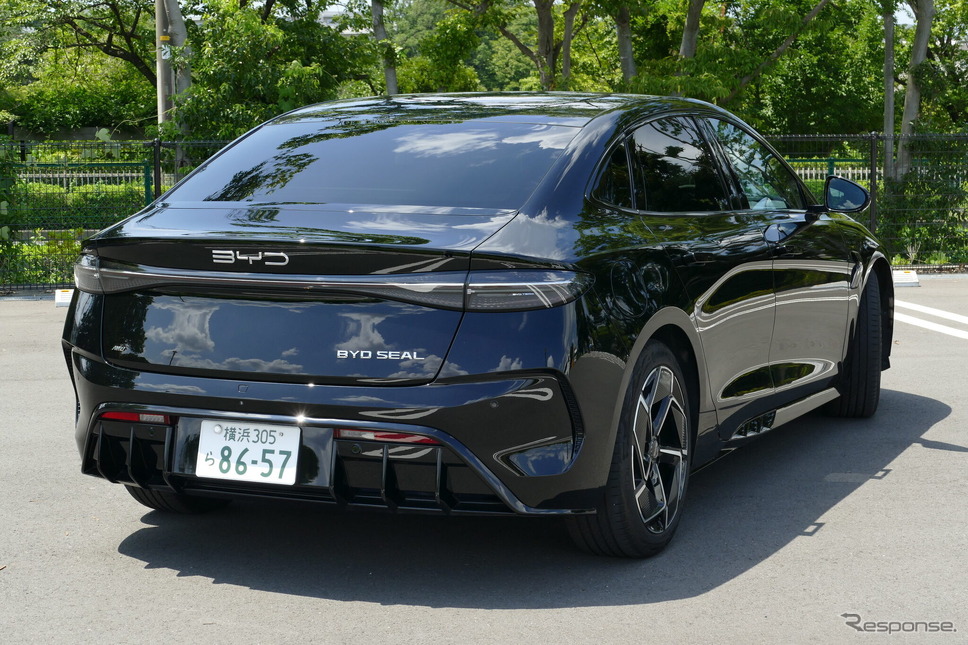 BYD シール《写真撮影 島崎七生人》