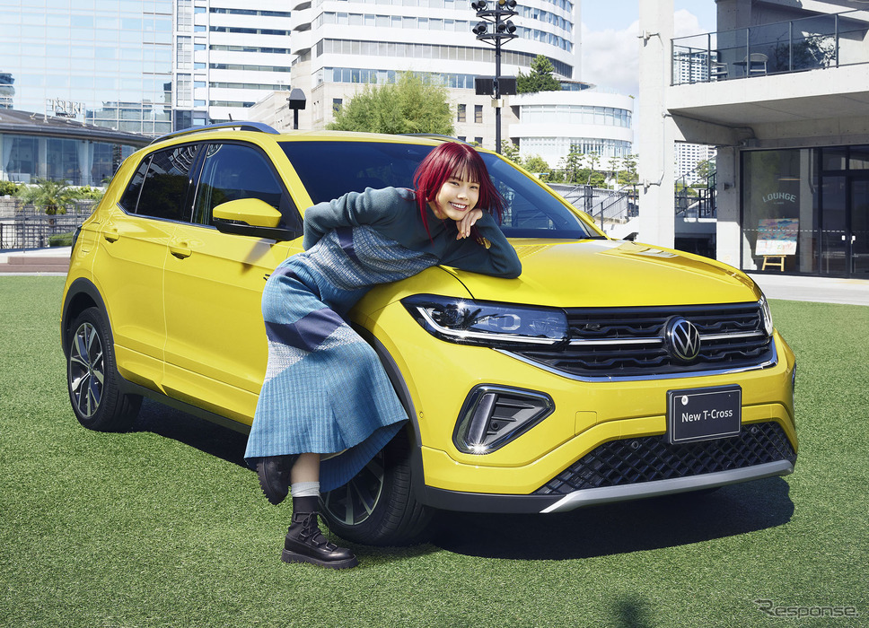 VW Tクロス 改良新型とTVCMキャラクターのAiNA THE ENDさん《写真提供 VGJ》