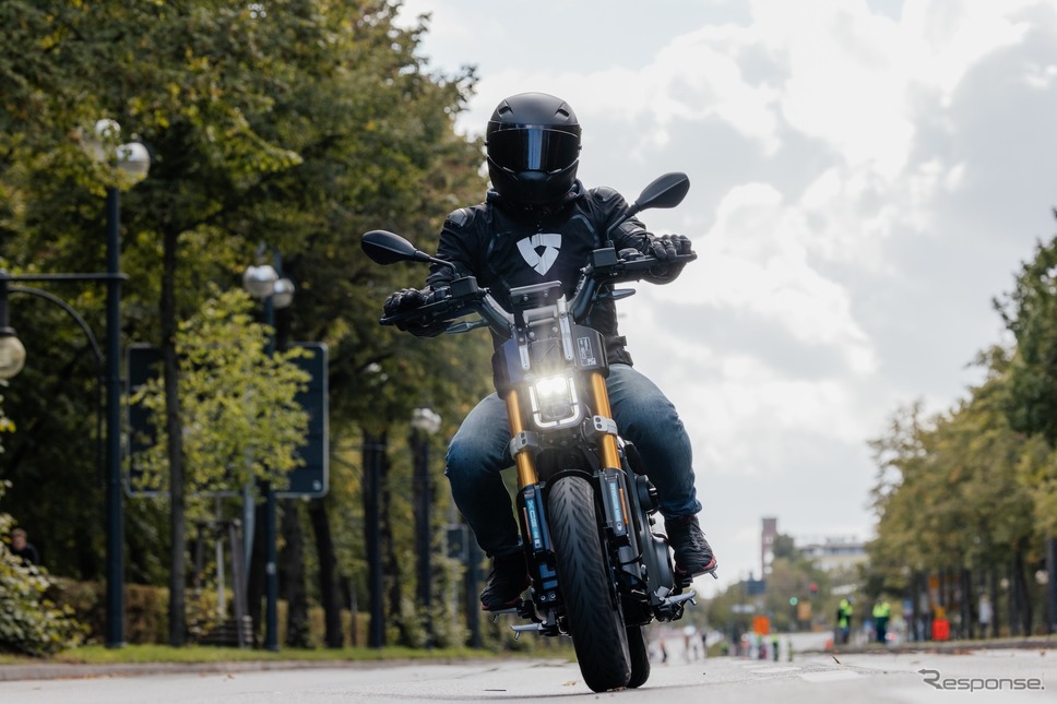 BMWの電動スクーター『CE 04』と『CE 02』が独ベルリンマラソンの先導車として活躍《photo by BMW》