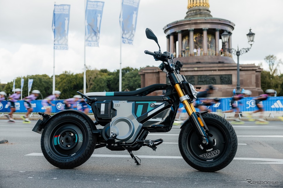 BMWの電動スクーター『CE 04』と『CE 02』が独ベルリンマラソンの先導車として活躍《photo by BMW》