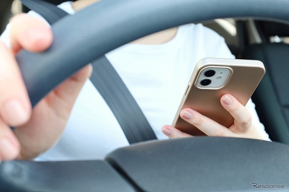「ながらスマホ」の死傷事故、上半期、自動車・自転車ともに過去最多に(写真はイメージ)《写真AC》