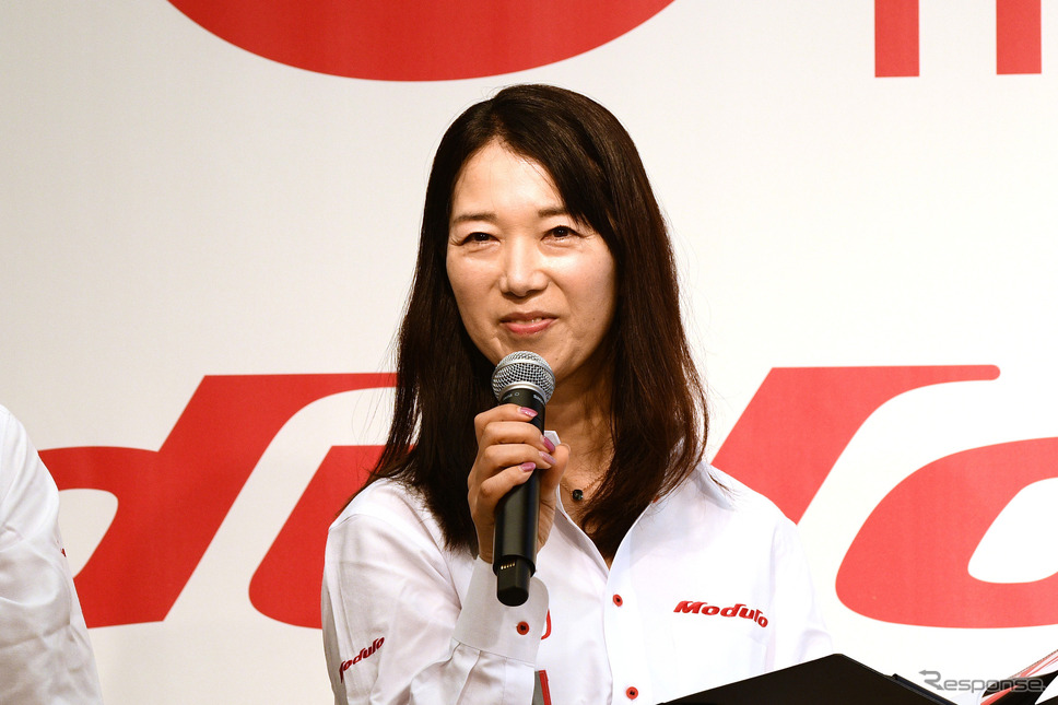 カーライフジャーナリストまるも亜希子氏《写真撮影 諸星陽一》