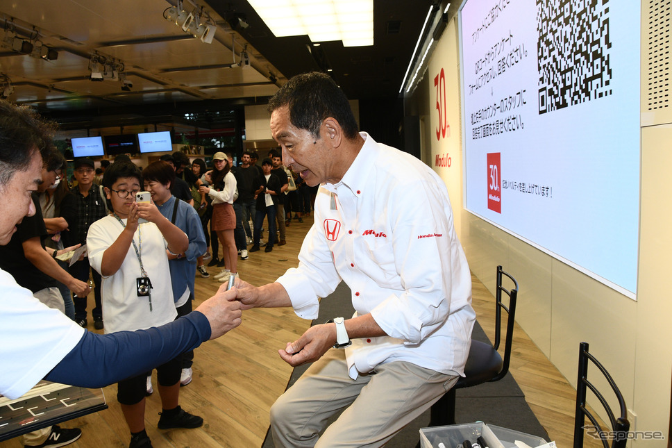 イベント後マスコミ対応の囲み取材の終わりを待ち、サイン会が行われた《写真撮影 諸星陽一》