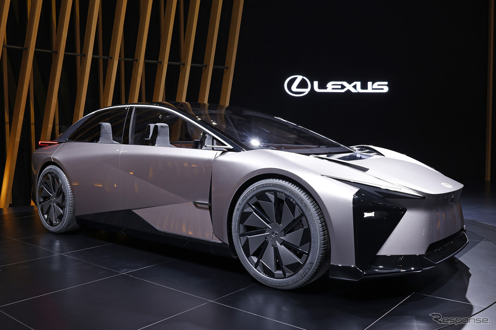 レクサスが市販を予定しているEVのコンセプト「LF-ZC」(ジャパンモビリティショー2023)《写真撮影 郡大二郎》