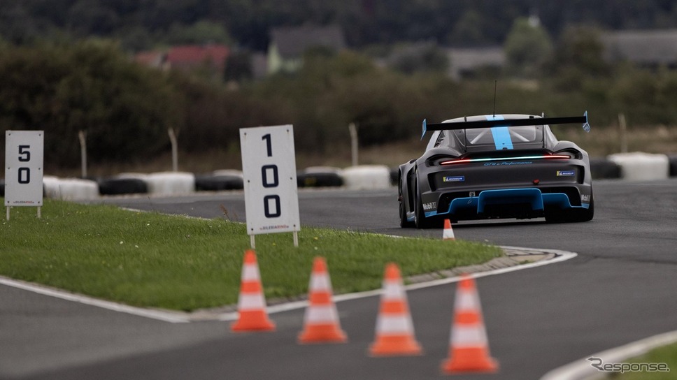 ポルシェGT4 eパフォーマンス《photo by Porsche》